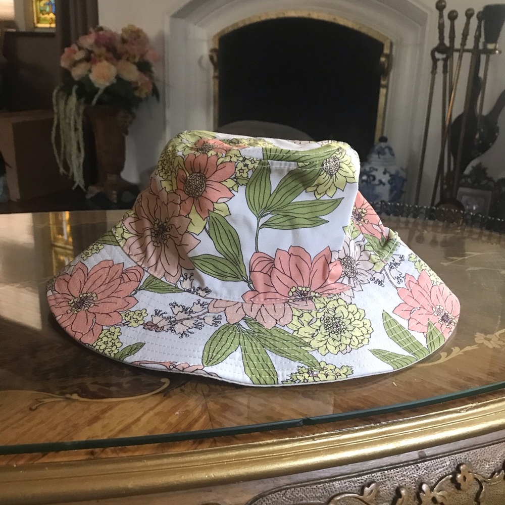 J.Crew. Bucket hat. Zinnia flower print size S-M
